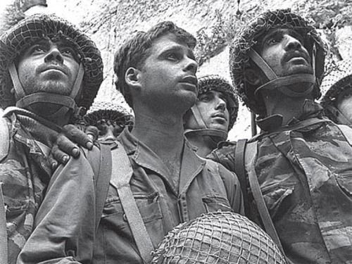 David Rubinger’s famous picture of paratroopers arriving at the Wailing Wall in 1967.: 