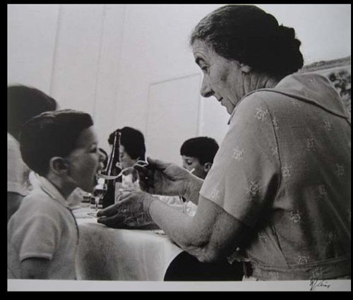 David RUBINGER, Golda Meir feeding her grand-son, April 1963