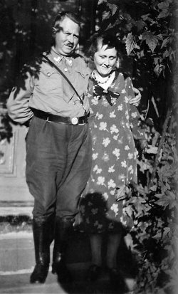 קארל במדי חג עם אשתו מינה, 1933.